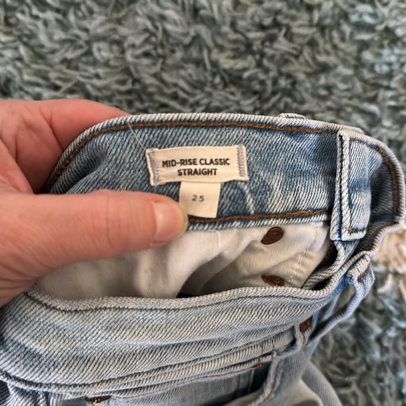 Mid-Rise Classic Straight Jeans in Wellingford Wash: Knee-Rip Edition - Picture 4 of 5